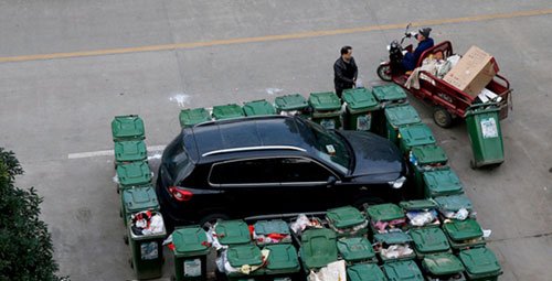 隨意亂停車(chē),大爺搬垃圾桶怒攔私家車(chē) 